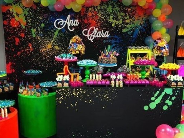 Bolo tema neon