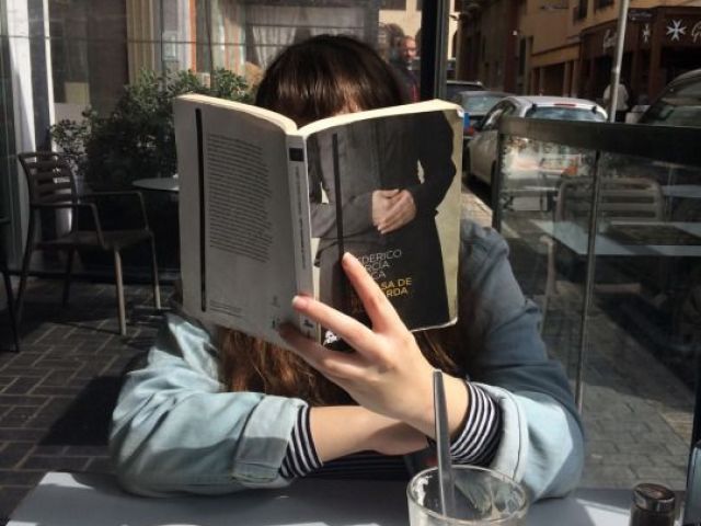 Ler algum livro.