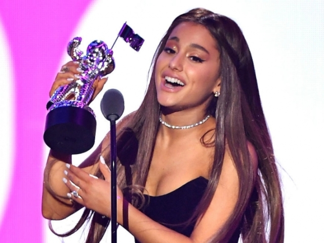 Qual look da Ariana Grande no VMA combina com você?