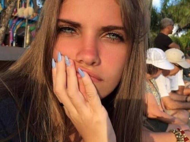 Sou a loirinha buraqueira
Obs:não precisa ser loira