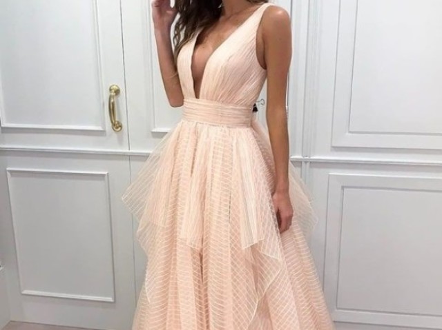 Um vestido com decote