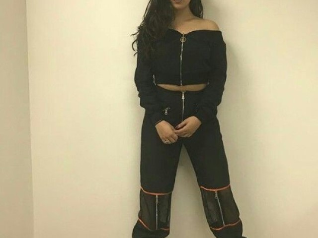 Roupas largas.