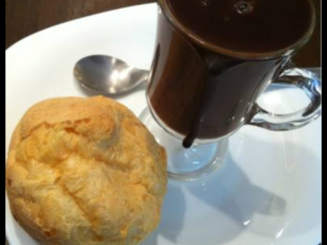 Pão de queijo com chocolate quente ❤