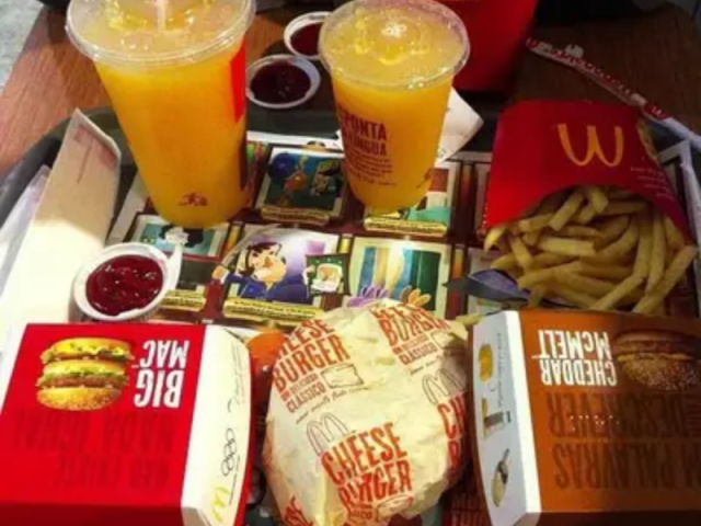 Vão no McDonald's comer e colocar a conversa em dia😊