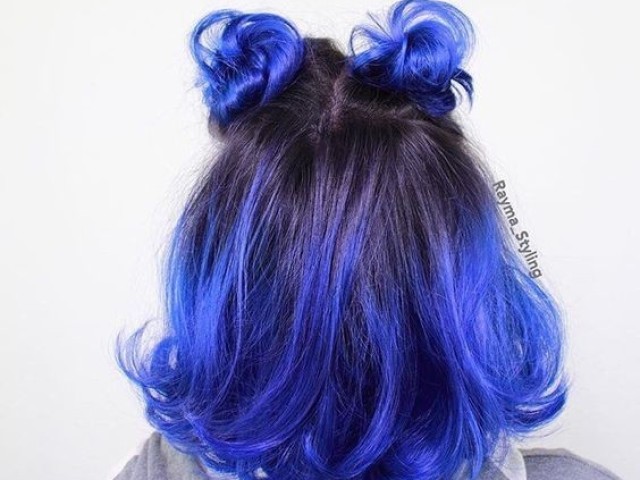 Cabelo curto ondulado azul