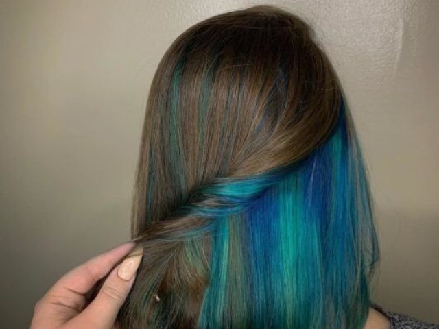 Um cabelo curto liso azul e Verde