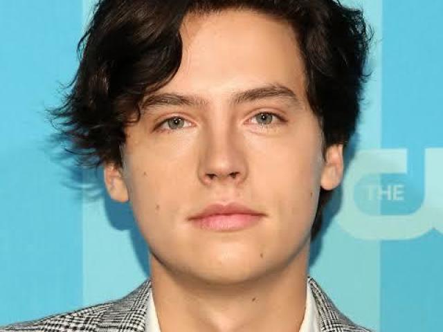 Cole Sprouse ( não é cantor, mas eu gosto muito por causa do estilo gótico)ps:ele é ator