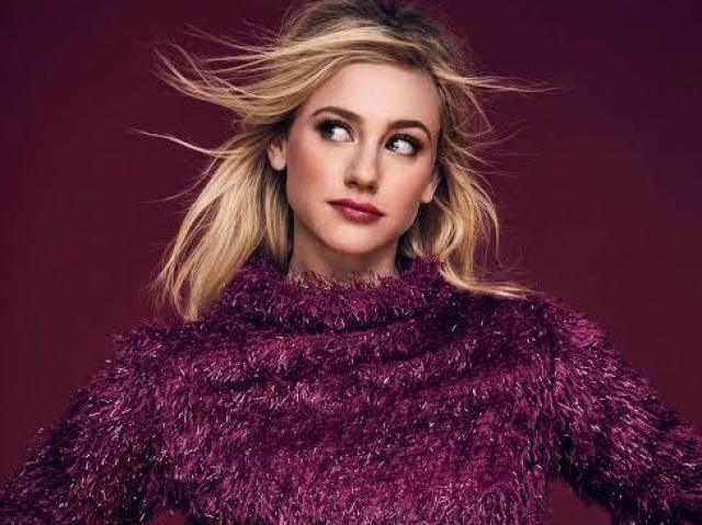 Lili Reinhart (é atriz, oque conta é que é famosa)