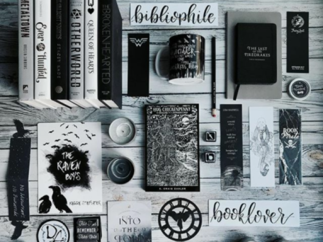 Material escolar gótico 💜🖤