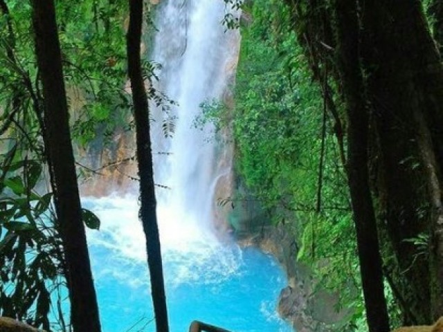 Perto de uma cachoeira