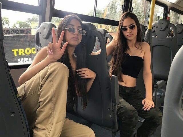 Pego ônibus com a amiga