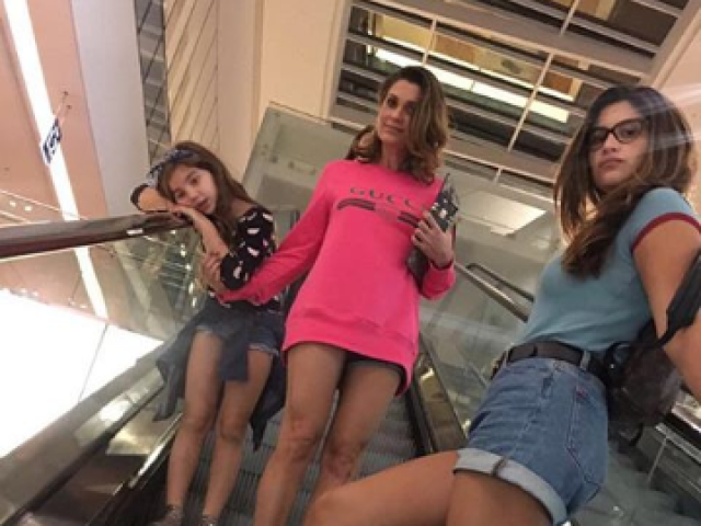 Ir ao shopping com sua bff e comprar oq quiser,pois quem pagaria seria ela!