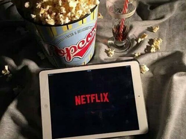 Ou ficar em casa em um dia chuvoso,olhando Netflix e comendo pipoca!(delícia emm)