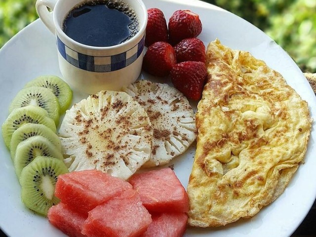 Omelete com frutas e um café