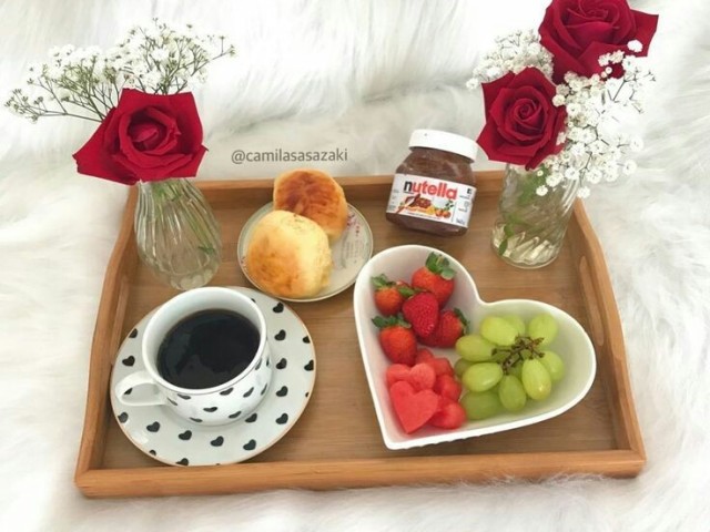 Um pão de queijo com Nutella frutas e um café