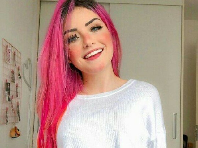 Olhos azuis,cabelo rosa e bochechas vermelhas