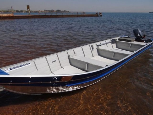 Um barco com todos os suprimentos para voltar de uma ilha deserta