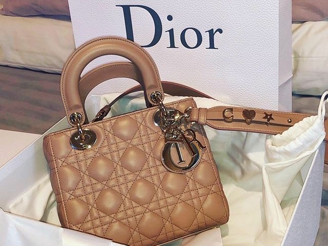 Algo único que a deixaria muito feliz, como uma bolsa da Dior!