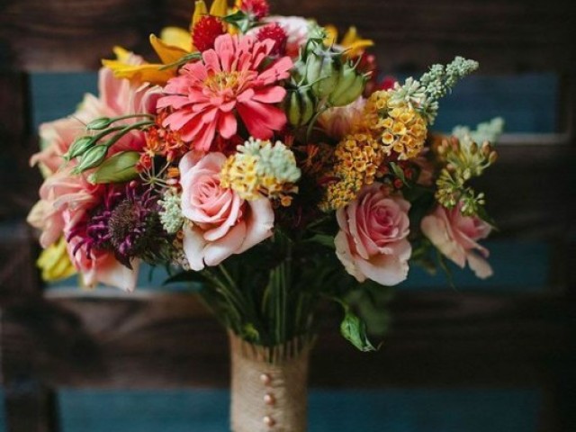 Flores, enaltecendo que são mulheres e que o dia é para elas.