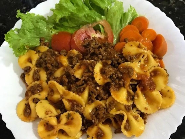 Macarrão com salada