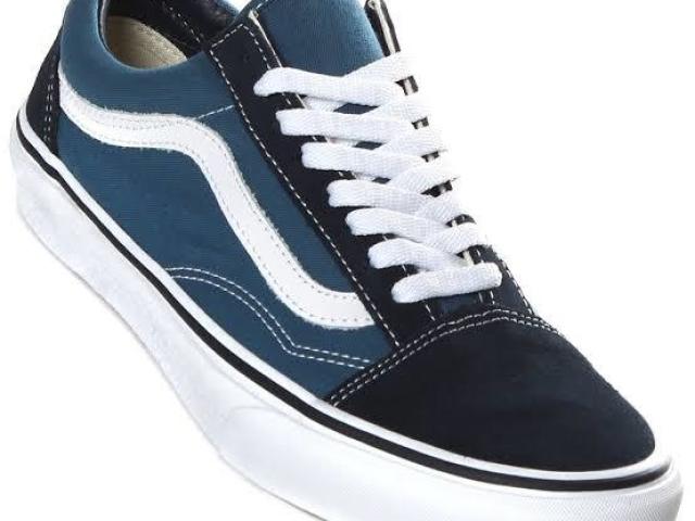 Vans azul e preto