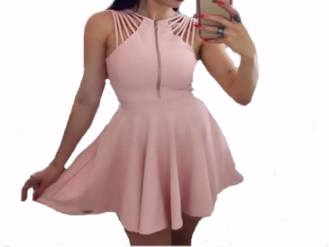 A mulher que tá usando o vestido tá com maquiagem