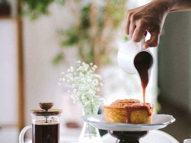 Um bolinho e café