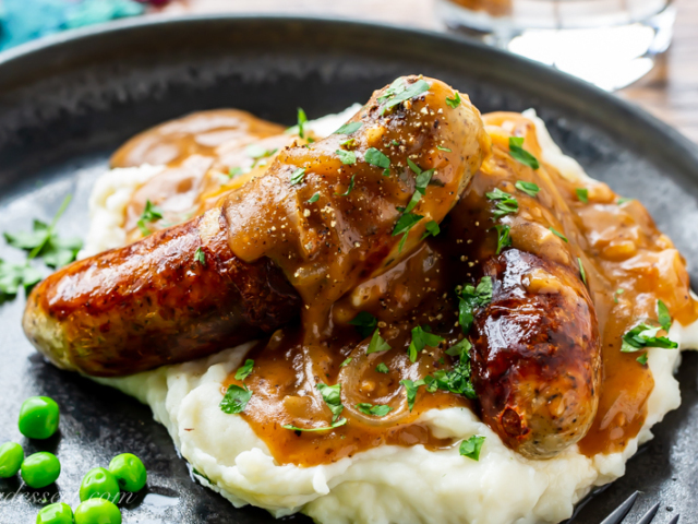 Bangers and Mash (Purê de batata com salsichas)