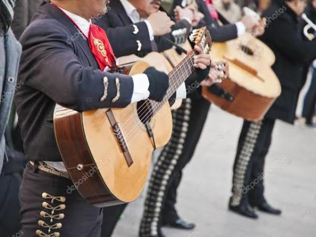 andar pela cidade e escutar um pouco da musica mexicana