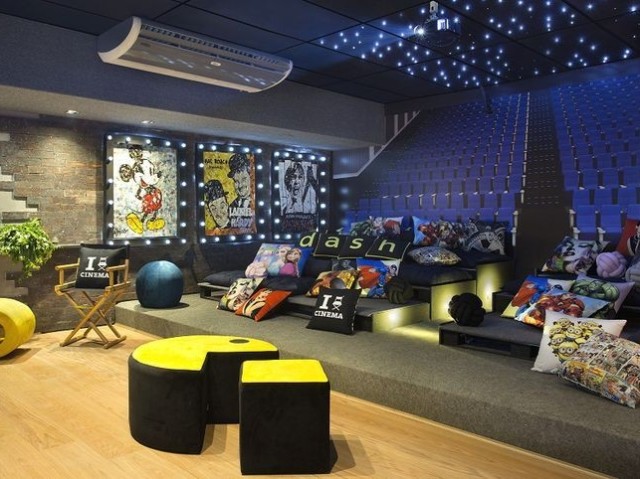 Uma sala de cinema com brinquedoteca!