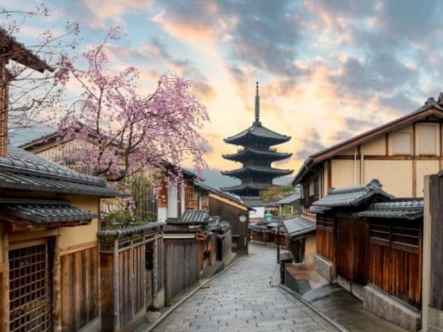 Kyoto! (Kyoto, antiga capital do Japão, é uma cidade da ilha de Honshu, famosa por seus vários templos clássicos budistas, jardins, palácios imperiais, santuários xintoístas e casas de madeira tradicionais. Ela também é conhecida pelas tradições formais, como o jantar kaiseki, com vários pratos específicos, e as gueixas, geralmente encontradas no distrito de Gion.)