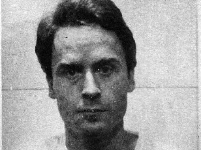 Ted Bundy(foda-se, assisti e achei legal, tanto a série documentária quanto o filmr)