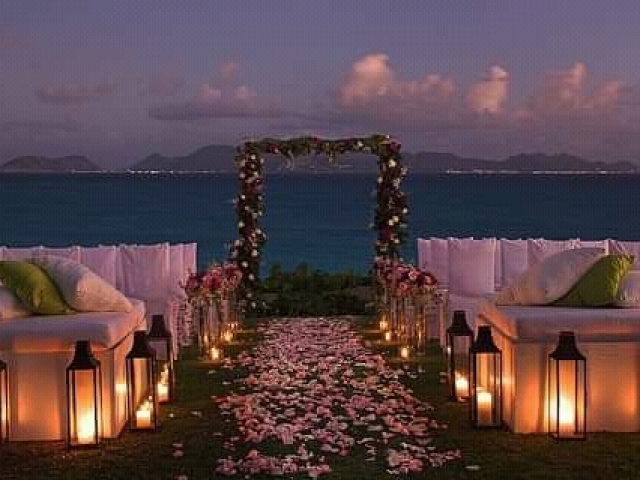 Casamento na praia á noite