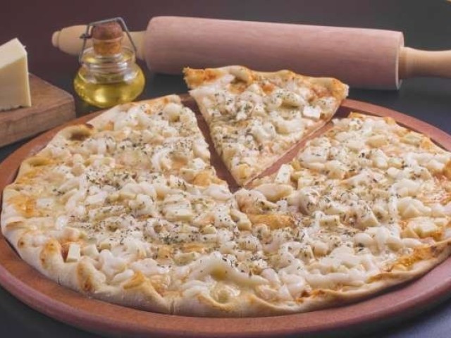 Pizza de frango com catupiry.