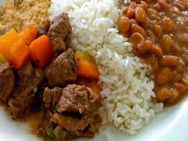 Arroz, feijão, carne, cenoura e farofa