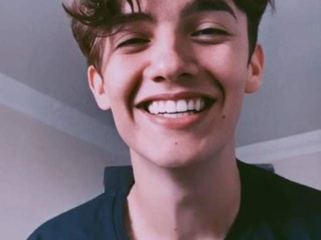 Oiiii gente tudo bem?Bom eu estou ótimo, meu nome é Noah Jacob Urrea, tenho 18 anos, meu aniversário é dia 31 de março de 2001,eu nasci em Orange, Califórnia- EUA, Sou dos Estados Unidos 🇺🇸,eu também sou vocal principal e dançarino,tenho um trabalho solo como cantor,lancei um EP "Always" com 6 faixas,eu componho músicas,sou ator também,apareci pela primeira vez na tela de um cinema como Bailey McCoy em “A Madea Christmas” de Tyler Perry, onde eu cantei,eu também toco guitarra,eu sou modelo fotográfico para diversas marcas de vestuário e é isso pessoa al obrigado e falou😘