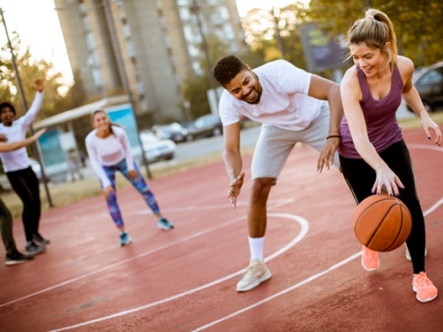 Jogar basquete