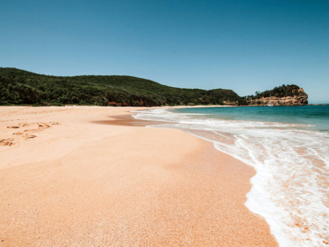 Andar pela areia de sentir a água nos pés...