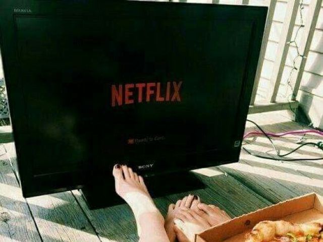 (A) Assistiriam A NETFLIX