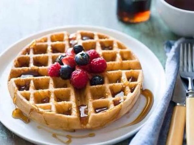 Apenas uma panqueca com frutas.