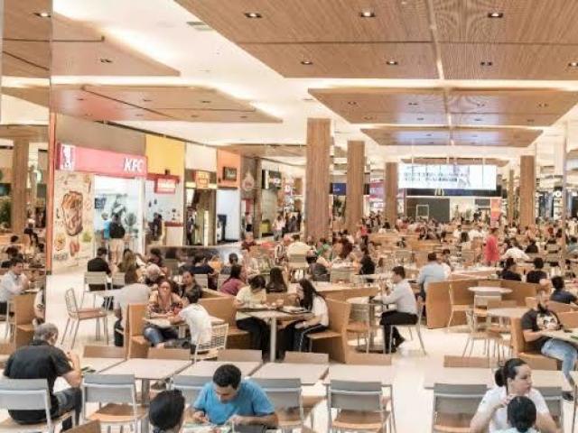 Na praça de alimentação de um shopping