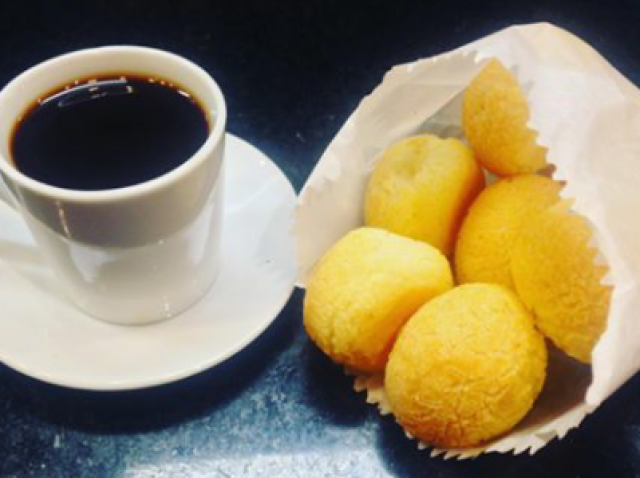 Pão de queijo com café básico também!