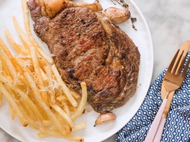 Filete y Papas a la francesa con parmesano