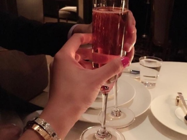 Sua noite seria muito elegante 🍷