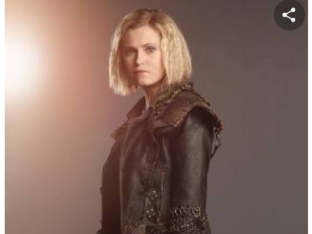 A clarke é óbvio, ela é linda e corajosa