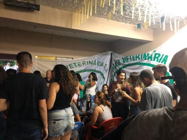 Dce: lugar fechado, cerveja barata e furduncinho