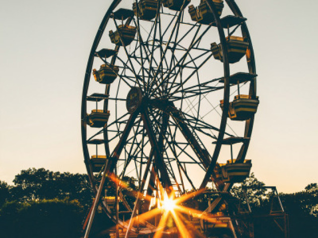 Uma noite num parque de diversões é sempre inesquecível. Todas as luzes, os doces e as risadas.