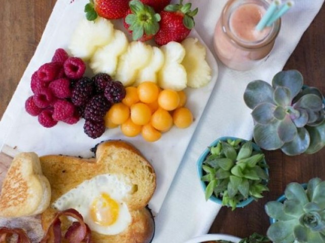 Frutinhas e um pao com ovo e mortadela, tudo que você mais precisava, acompanhado de uma vitamina de morango, você agradece a sua mae e começa a comer, e conversar sobre a escola nova e a falta q eles iriam te fazer