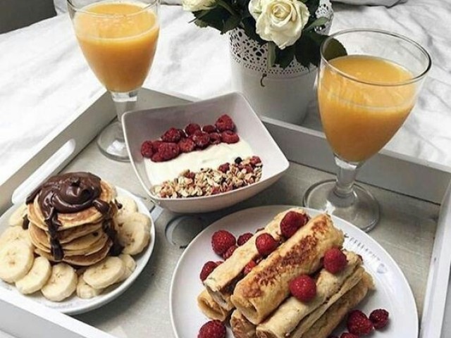 Huuum tem coisa melhor? Panquecas de doce de leiye com morango,panquecas de chocolate com avelã e um delicioso leite condensado, com amendoas e frutinhas pra jogar por cima... acompanhado com um suco de laranja, você se junta a mesa agradece a tua mae e comeca a comer e conversar sobre a escola nova e a saudade que eles vao te deixar