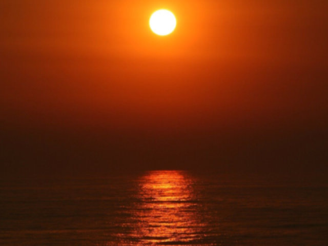 Fomos em uma praia com lapis e papel e desenhanos o pôr do sol